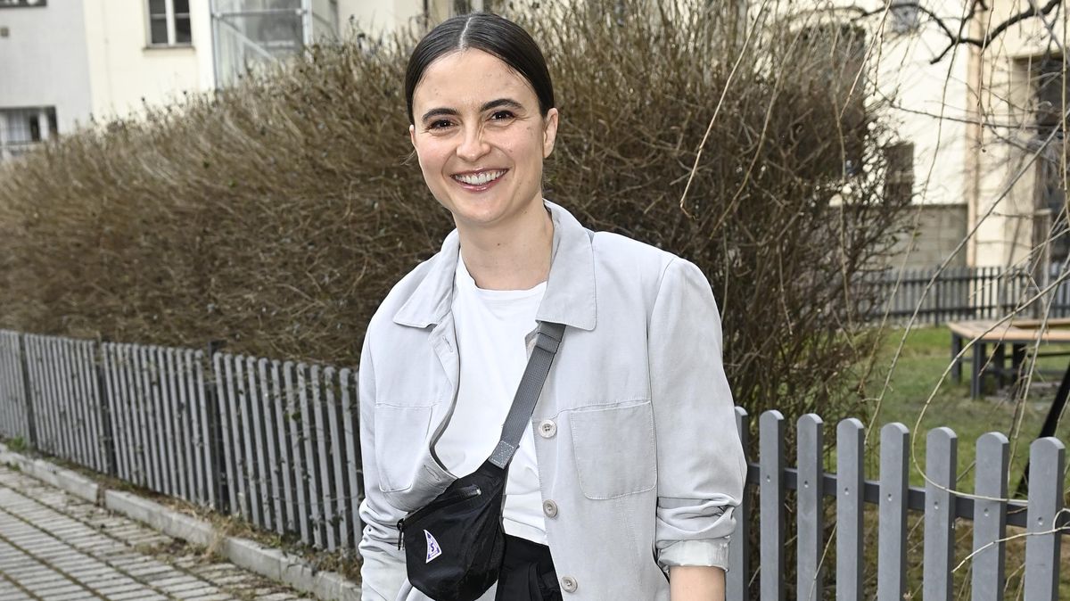 Po půl roce si dala řasenku a vyrazila do společnosti. Tak vypadá Eva Podzimková deset měsíců od porodu druhé dcerky