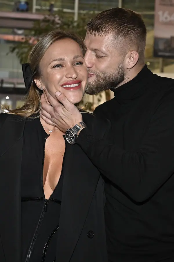 Nela Slováková provokovala na žhavém snímku se svým zápasníkem: Moje potetované sexy srdce, tulila se k němu v plavkách - fotka 1/1