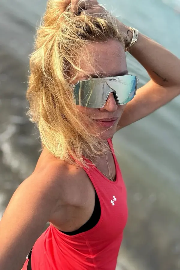 Zepředu ji v plavkách znáte, teď si ji prohlédněte zezadu! Sexy Yvona Maléřová tři roky před šedesátkou ukázala zadek - fotka 1/1