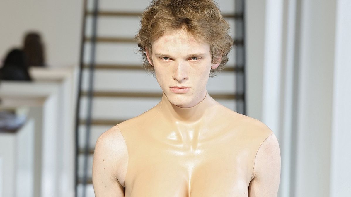 Šokující přehlídka na Fashion Weeku: Návrhář chlapům přišil ňadra, modelky zas po mole kráčely s mužským hrudníkem