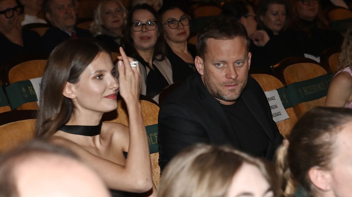 Nosič květin Jakub Prachař a nádherná Sara Sandeva: Herečka s partnerem letos poprvé ve společnosti