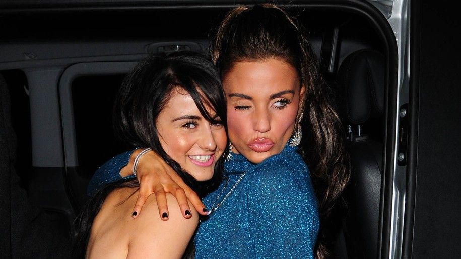 Sestra Katie Price sdílela unikátní fotku modelky před všemi plastikami. Je k neuvěření, jak jako náctiletá vypadala