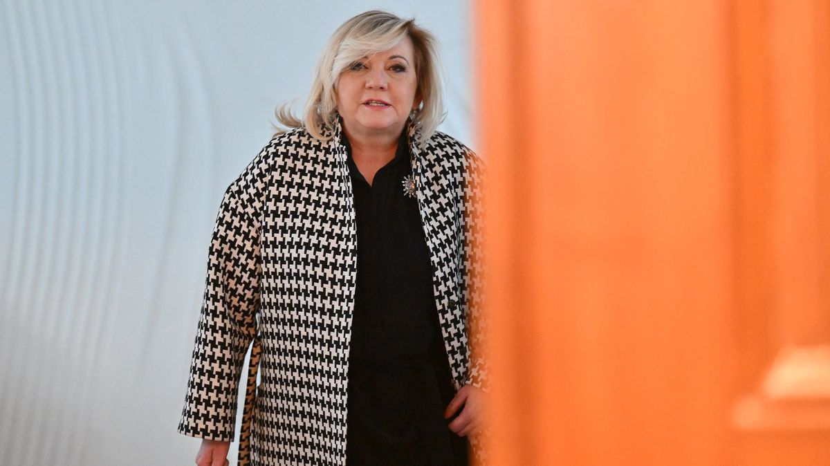 Se skleničkou mě nevyfotíte: Na koštu vína se Alena Schillerová musela hodně držet. Raději fotila přítomné muže