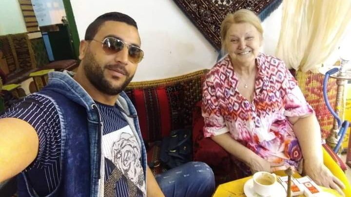 Láska bez hranic? Babičce je přes sedmdesát a vzala si čtyřicetiletého Tunisana. „Je to moje královna,“ tvrdí muž