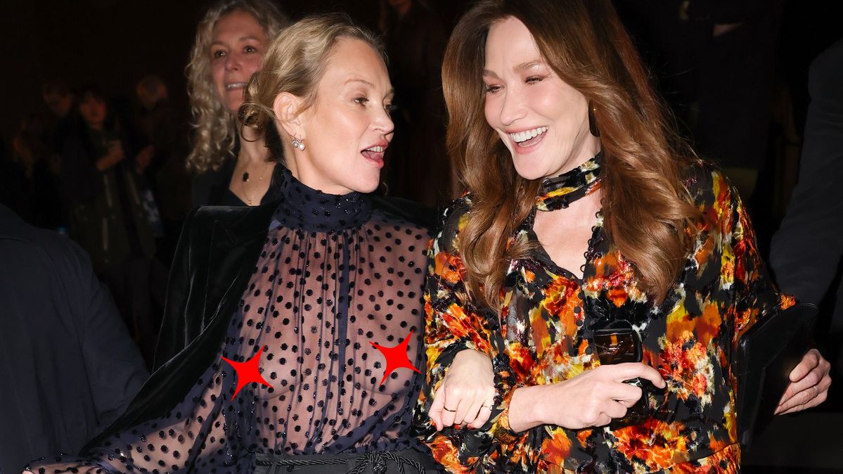 Rozjuchaná Kate Moss se po přehlídce přidržovala Carly Bruni a poprsí u toho ukázala všem okolo