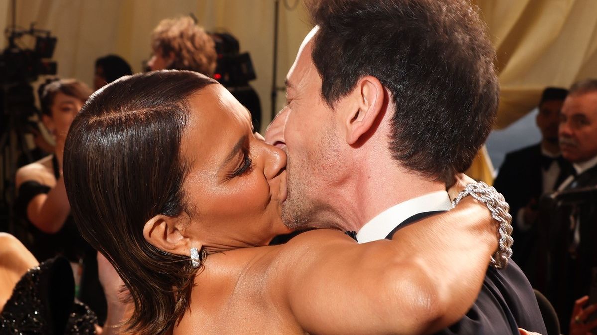 Promiň, prostě musím. Halle Berry se omluvila přítelkyni Adriena Brodyho, než ho na Oscarech hodně vášnivě políbila