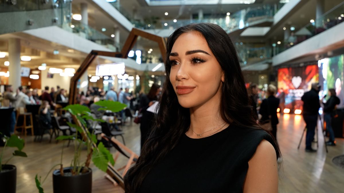 Hvězdičky na bradavkách i pozadí v krajce: Veronica Biasiol se vyžívá v odvážných outfitech