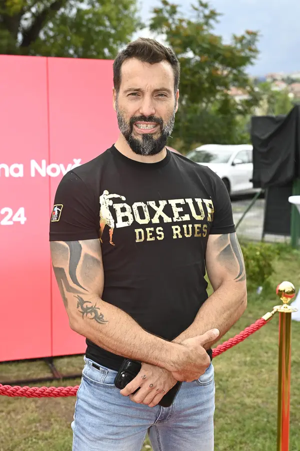 Dámy, to je pokoukáníčko! Vašek Noid Bárta ukázal pekáč buchet. Ohromil i miliardáře Chlada  - fotka 1/1