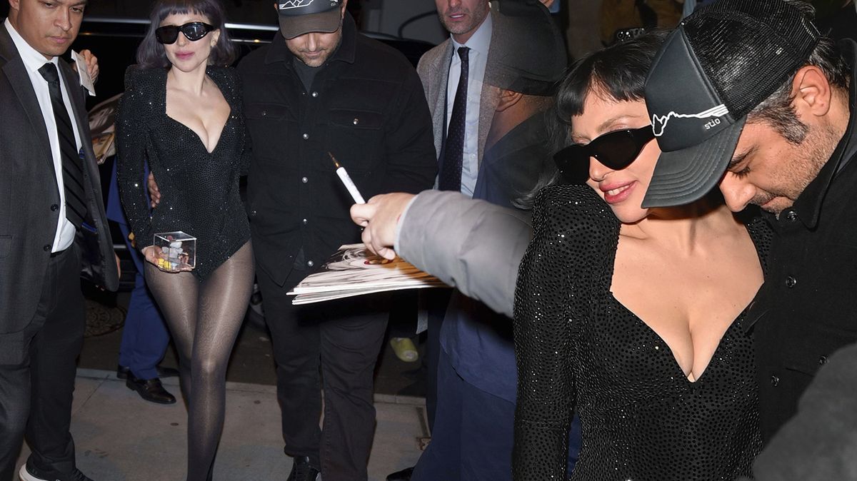 Elegantní verzi Lady Gaga odzvonilo? Zpěvačka zhubla a na party vyrazila jen v body s pekelným výstřihem
