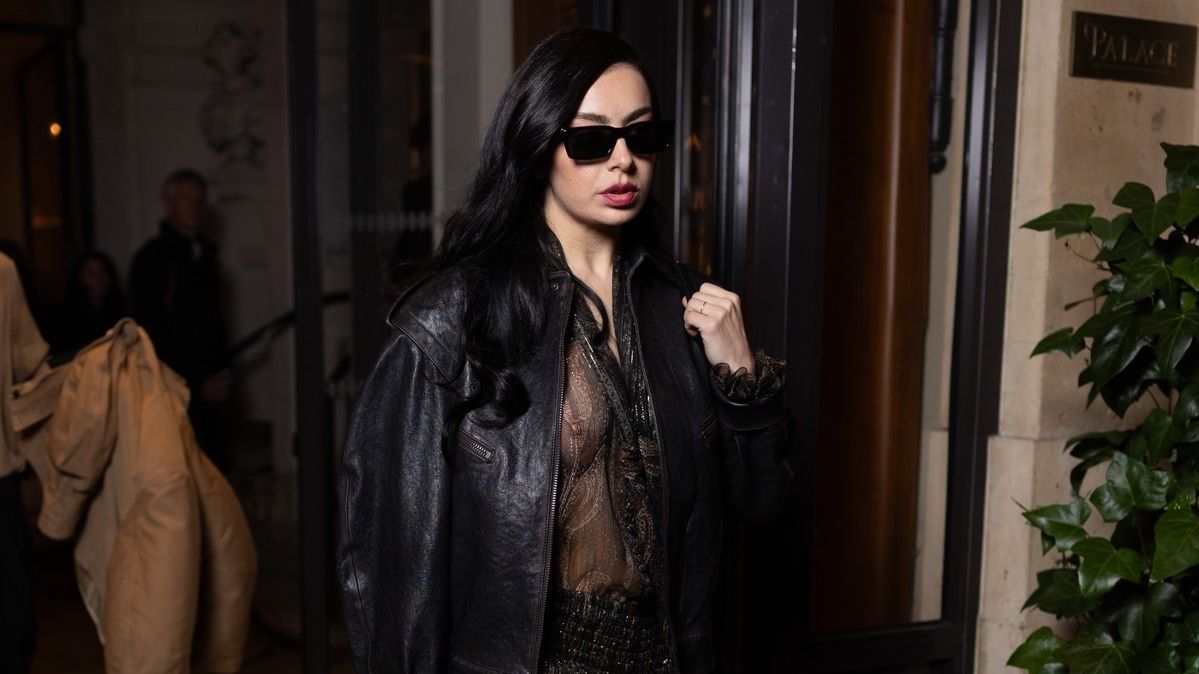 Charli XCX opět provokovala v průsvitných šatech: Pod rozepnutou koženou bundičkou se zpěvačce rýsovala ňadra