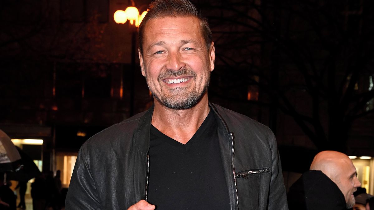 Ještě nepatří do starého železa. Petr Jákl předvedl po padesátce namakanou hruď, fanynky si přijdou na své