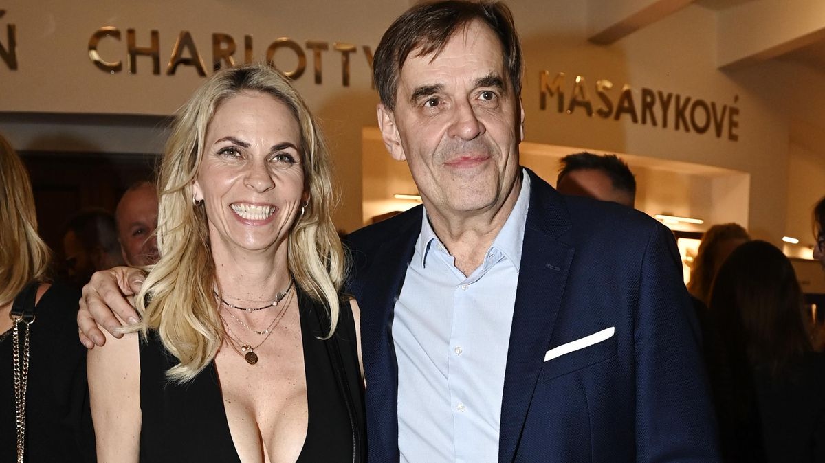 Proklatě svůdný výstřih: Zhublý Miroslav Etzler se na premiéře objevil i s partnerkou. Nadupaný dekolt sotva uhlídala