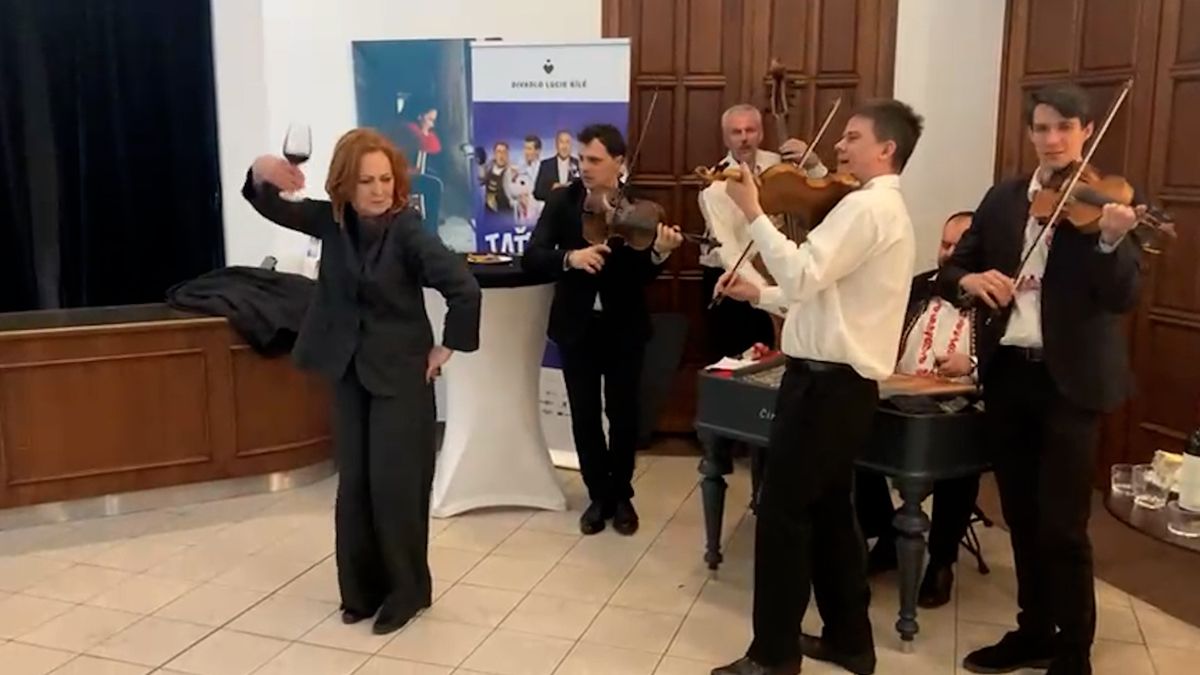 Takhle se slaví sedmdesátiny! Simona Stašová po premiéře rozjela v divadle pořádnou párty: Tanec, víno a zpěv až do noci