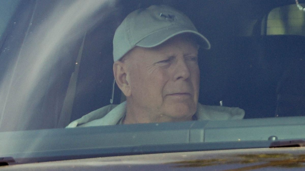 Bruce Willis spatřen poprvé od oslav 70. narozenin! S asistentem vyrazil na projížďku po LA
