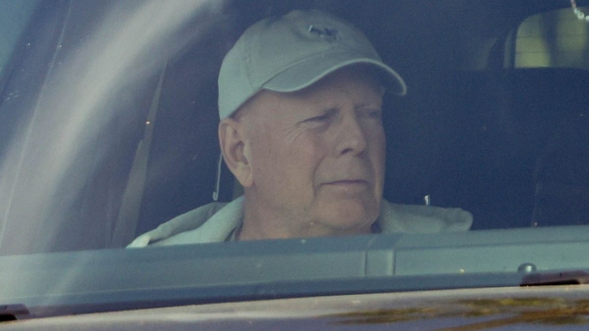Bruce Willis spatřen poprvé od oslav 70. narozenin! S asistentem vyrazil na projížďku po LA