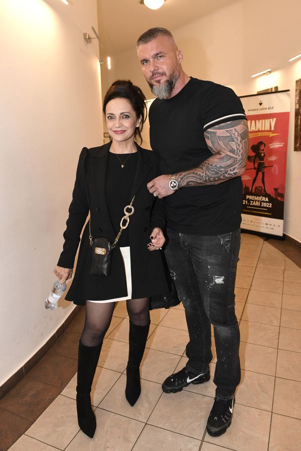 Lucie Bílá poslala fanouškům pozdrav se svým „rozpáraným“ miláčkem. Ukázala, jak je na tom její partner po operaci mozku - fotka 1/1