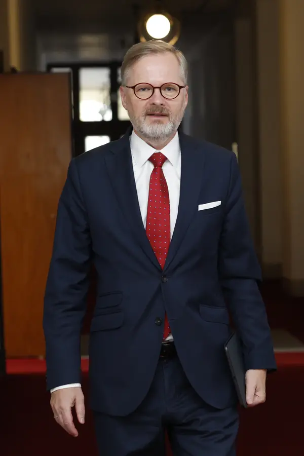 Premiér Petr Fiala slavil Den selfie a takhle to dopadlo: Jste borec! Málem mi praskl displej, vzkázali premiérovi - fotka 1/1