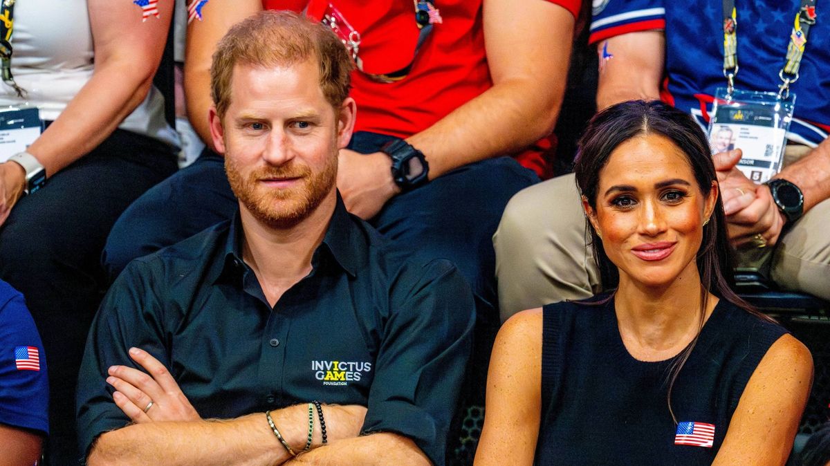 Vévodkyně Meghan ukázala obě své děti. Malý princ a princezna překvapili hustými zrzavými vlasy!