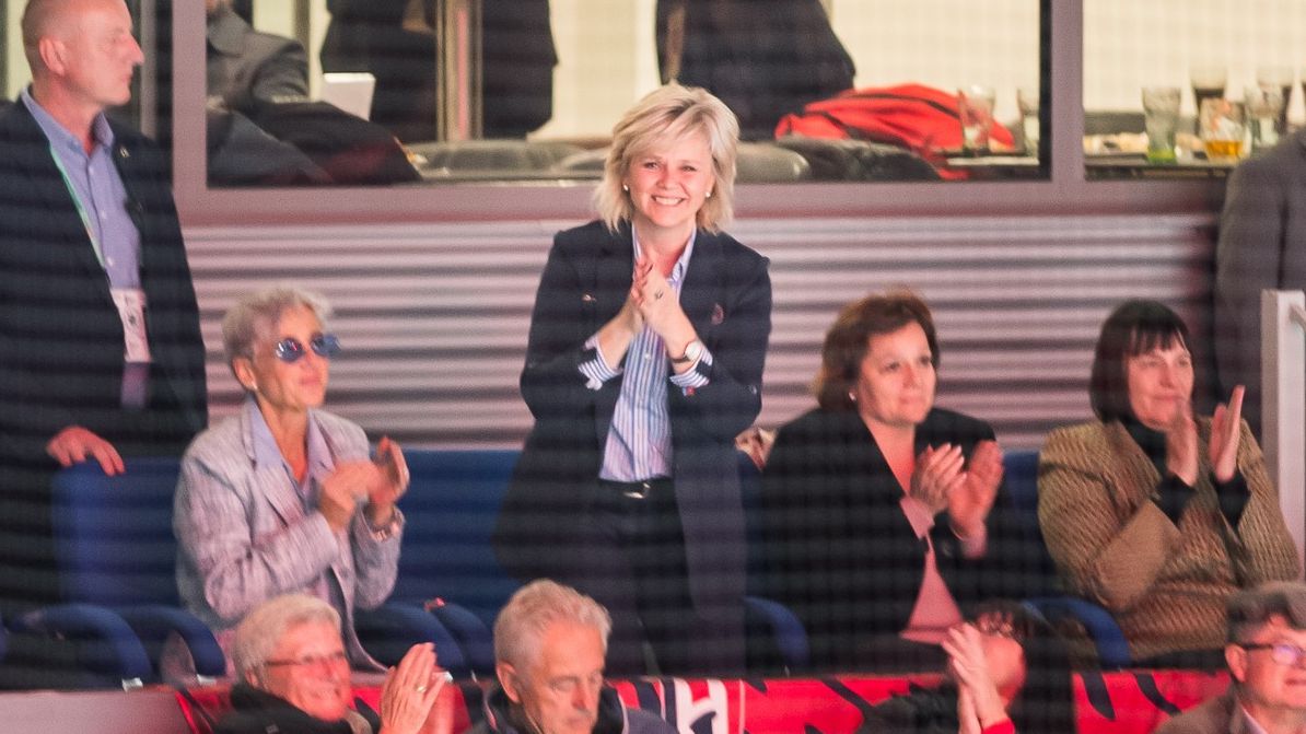 Takhle rozparáděnou jsme ji dlouho neviděli: Eva Pavlová vyrazila na hokej a rázem se zařadila k největším fanynkám
