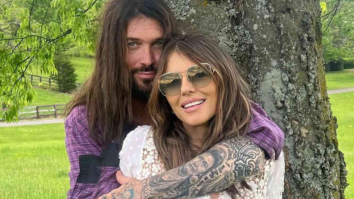 Liz Hurley se pochlubila zamilovaným snímkem s otcem Miley Cyrus: Zasloužíš si mnohem lepšího, jsou znechuceni fanoušci