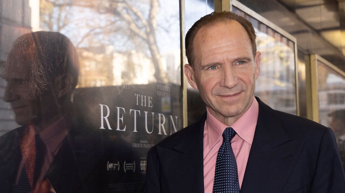 Šokující proměna lorda Voldemorta: Z uhlazeného šviháka zarostlým svalovcem. Ralph Fiennes v 62 letech umí překvapit