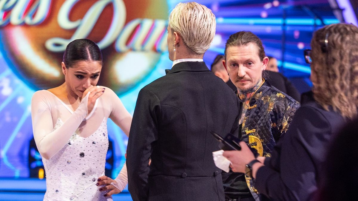 Těžké chvilky v taneční soutěži: Zdrcená Eva Burešová se rozplakala kvůli Aničce Slováčkové (†29). Utěšoval ji i Forejt