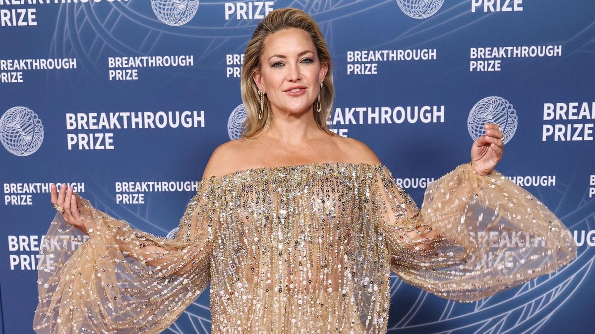 Miluju jaro a sideboob. Kate Hudson ve vykrojených plavkách předvedla pořádně žhavou pózu, ukázala hodně