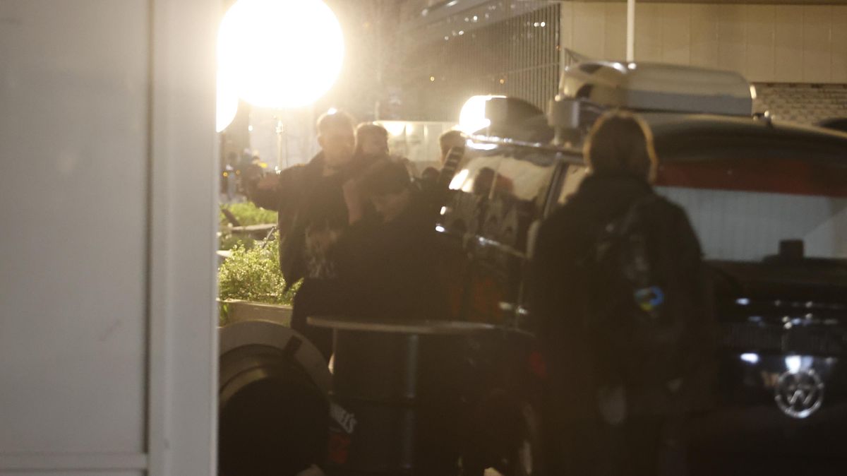 Šílený incident po udílení cen Anděl! Pár si vyřizoval své účty, dívku se snažil zachraňovat Prachař a schytal ránu