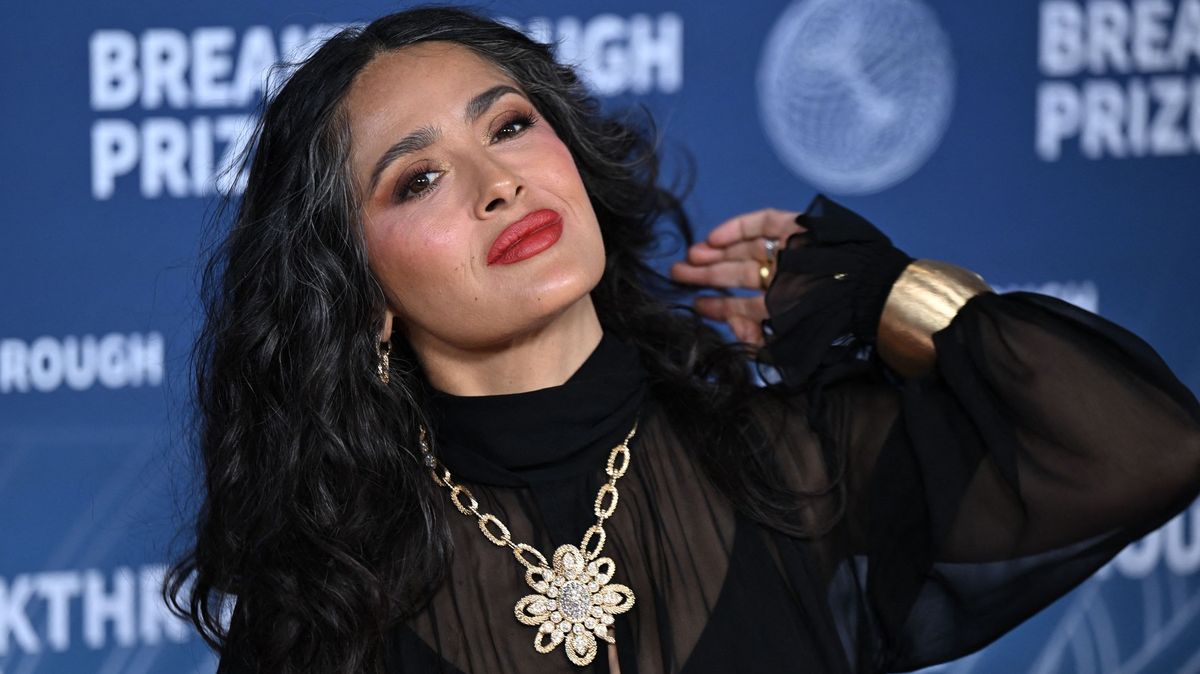 Salma Hayek postupně přestala skrývat šediny. A fanoušci ji za to milují