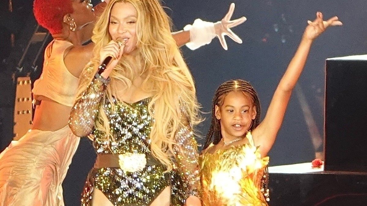 Beyoncé na koncertě poprvé ukázala i svou menší dceru! Po vystoupení došlo k hromadné bitce žen ve VIP salonku