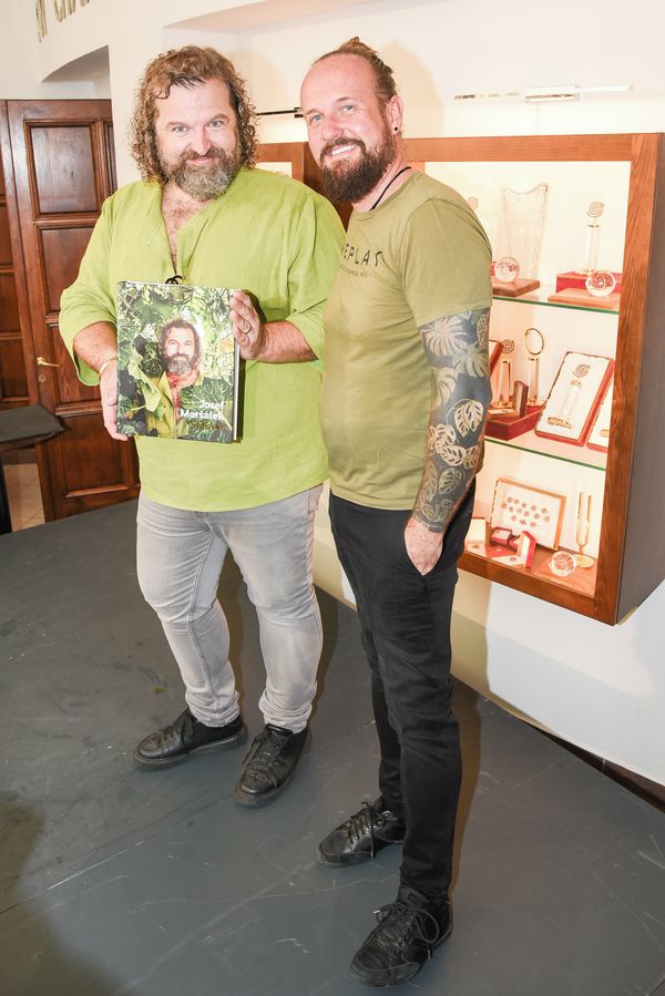 Romantika v exotice: Cukrář Josef Maršálek a jeho potetovaný partner poslali pozdrav z bazénu - fotka 1/1