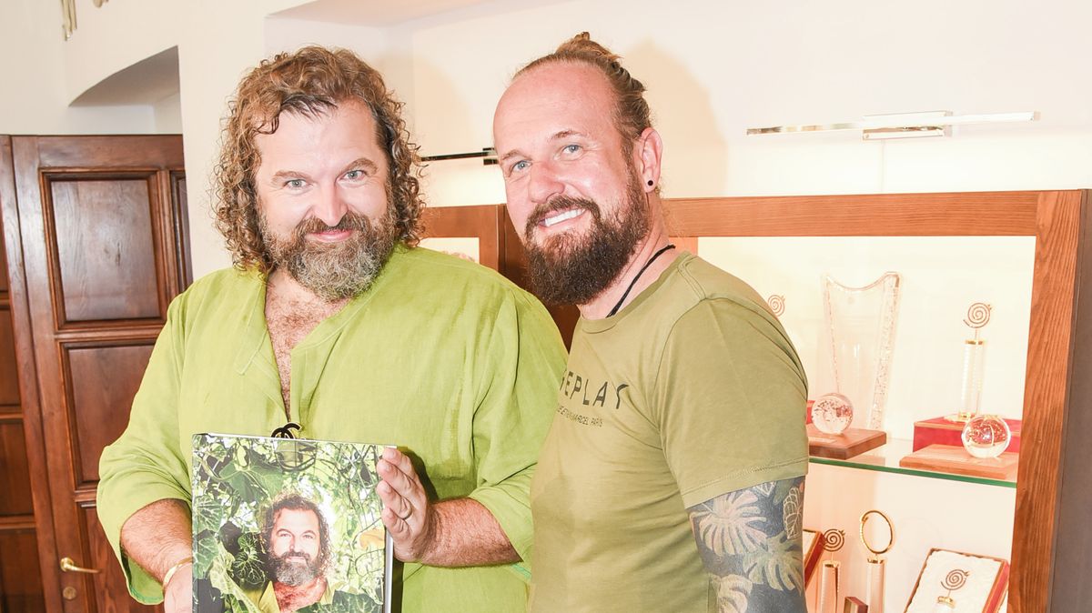 Romantika v exotice: Cukrář Josef Maršálek a jeho potetovaný partner poslali pozdrav z bazénu