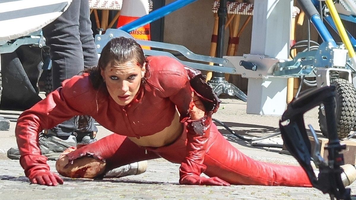 Bezpečné molo vyměnila Bella Hadid za akční herectví: V Paříži předvedla sexy jízdu na motorce i krvavé šrámy