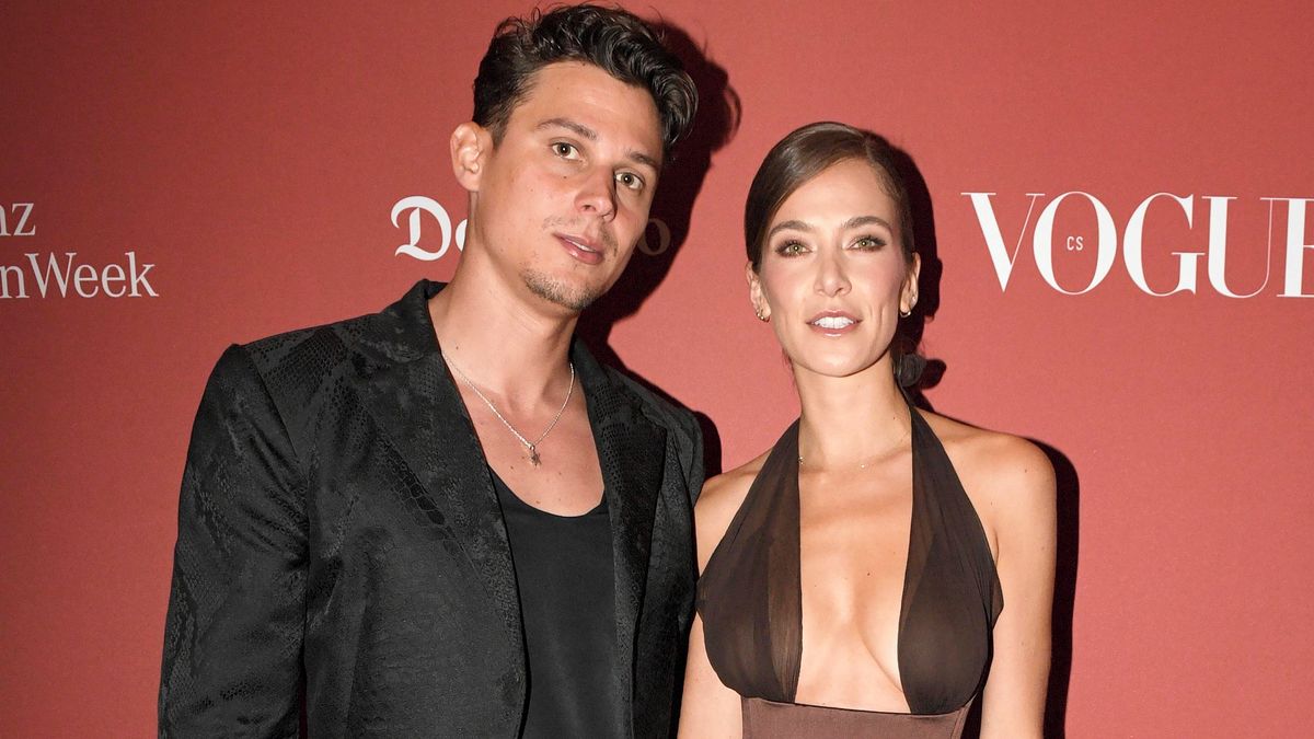 Fanynky jsou v šoku: Zpěvák Sebastian si oholil vlasy. Reakci zveřejnila i jeho slavná partnerka