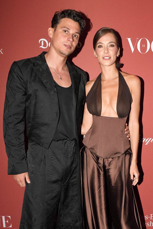 Fanynky jsou v šoku: Zpěvák Sebastian si oholil vlasy. Reakci zveřejnila i jeho slavná partnerka - fotka 1/1