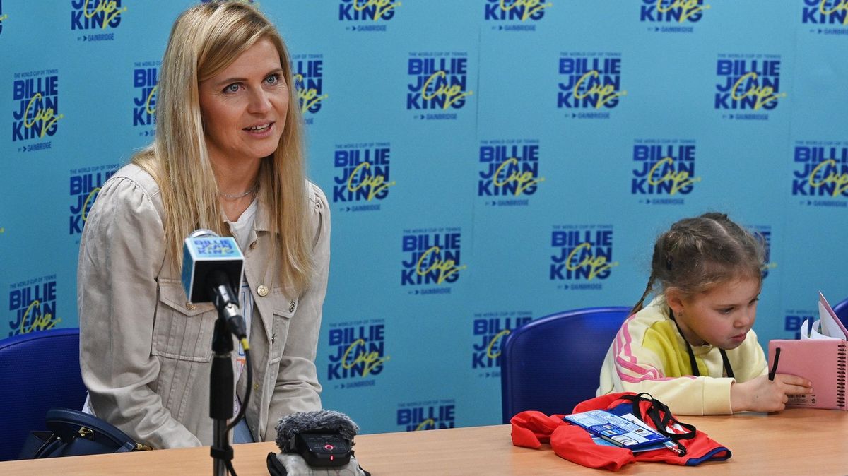 Roztomilost sama: Šafářová vzala na zápas českých tenistek i dceru Leontýnku. Malá fanynka „úřadovala“ i na tiskovce