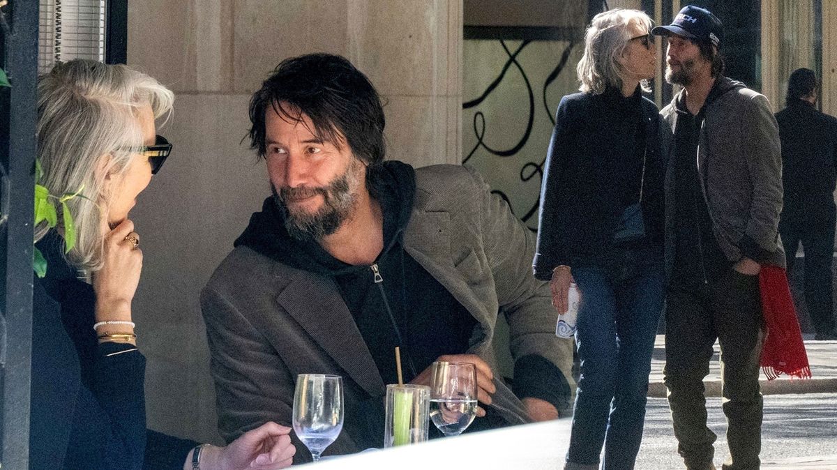 Keanu Reeves (60) na obědě se svou láskou: Visel na každém jejím slově a vypadal jako zamilovaný puberťák