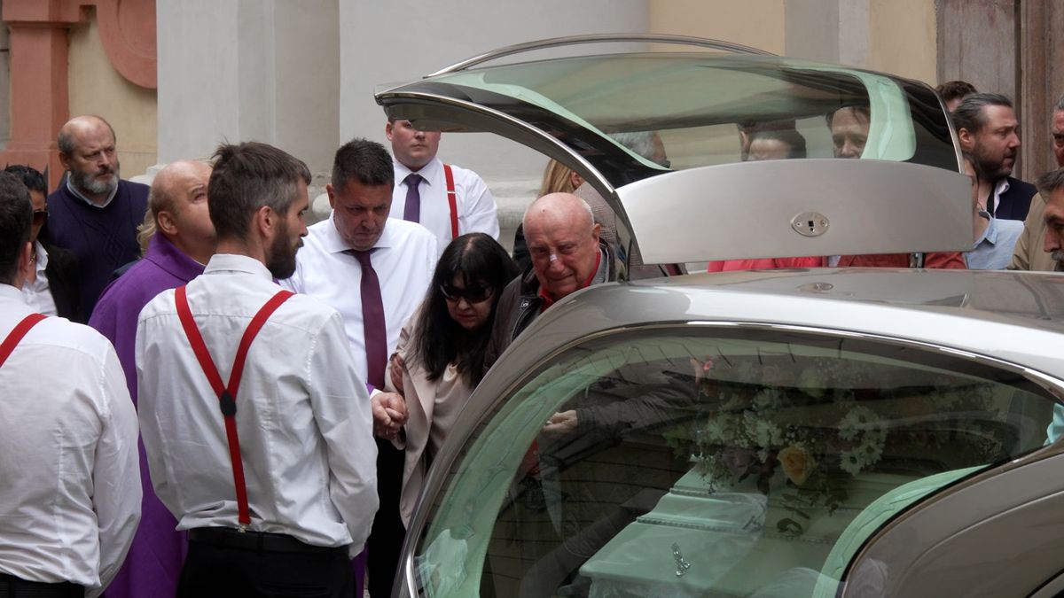 Oslavte se mnou, že už je mi dobře: Nejsilnější momenty rozloučení s Aničkou Slováčkovou. Dádu a Felixe utěšoval kněz