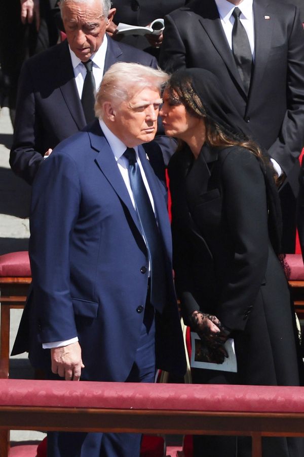 Co Melania šeptala Trumpovi na pohřbu papeže? Stačila čtyři slova, aby neudělal další ostudu - fotka 1/1
