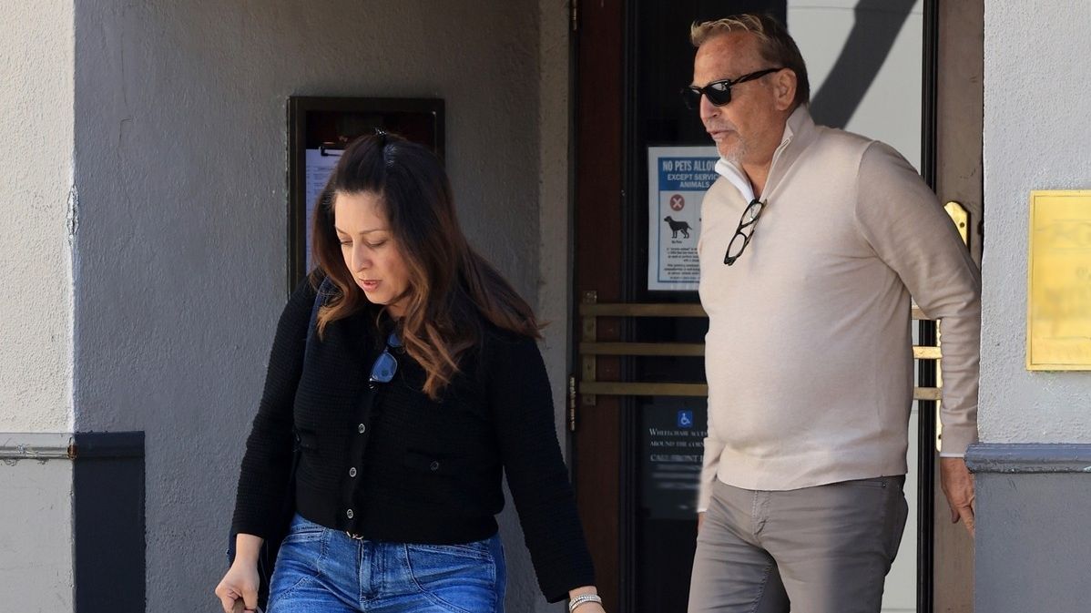 Kevin Costner poprvé od těžkého rozvodu spatřen s neznámou ženou. Na společný oběd se pořádně vyladil