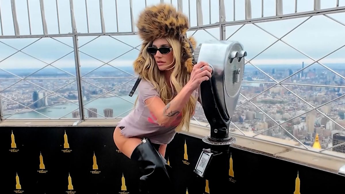 Kesha v ušance a bez sukně rozsvítila New York: V sedmi stupních špulila na vrcholu Empire State Building zadek do objektivů