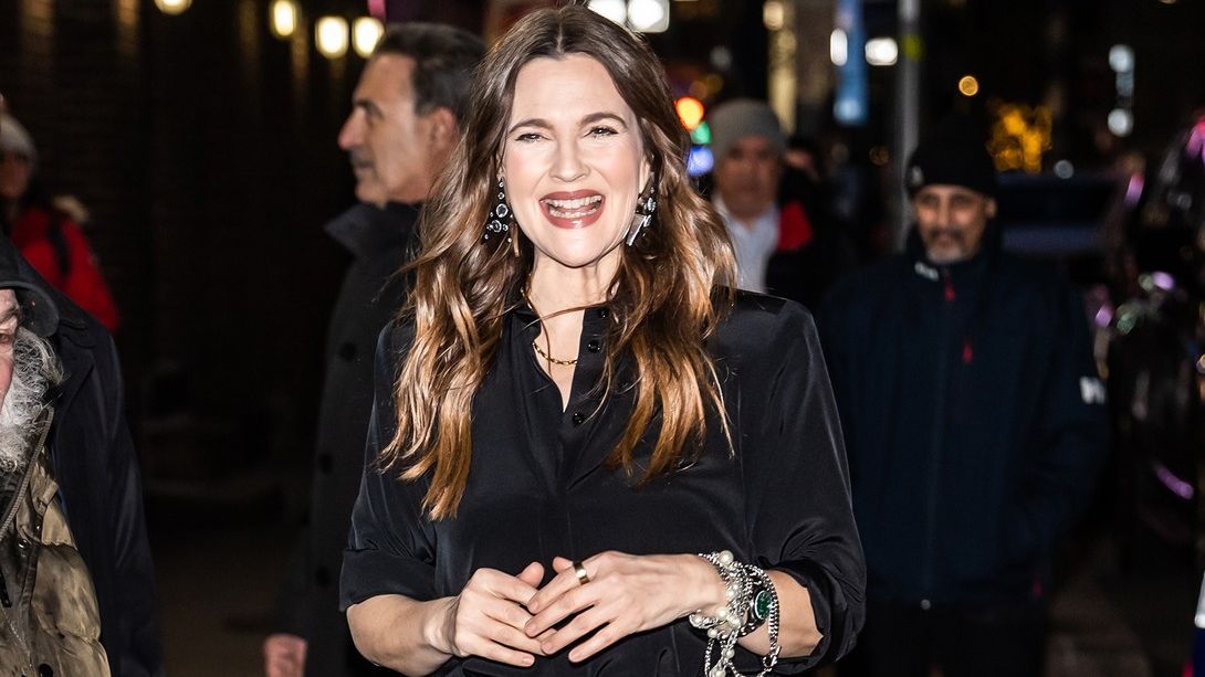 Parádní úlovek paparazzi fotografů: Padesátnici Drew Barrymore zvěčnili na pláži v jednodílných plavkách!