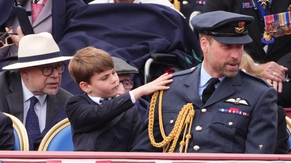 Princ Louis zase boduje na celé čáře! Tátovi Williamovi na významné události oprašuje uniformu. Pobavilo to i Kate