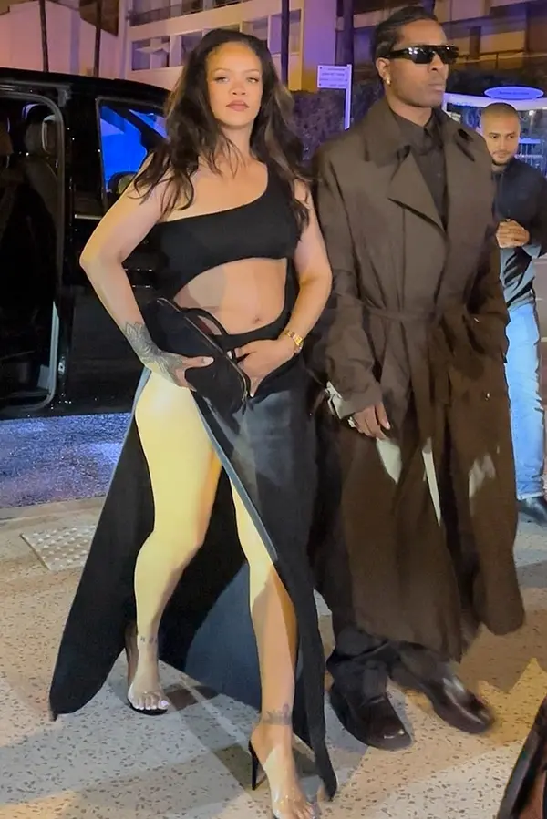 Do třetice ještě odvážněji? Těhotná Rihanna v Cannes s holým bříškem i stehny ve vykrojených šatech - fotka 1/1