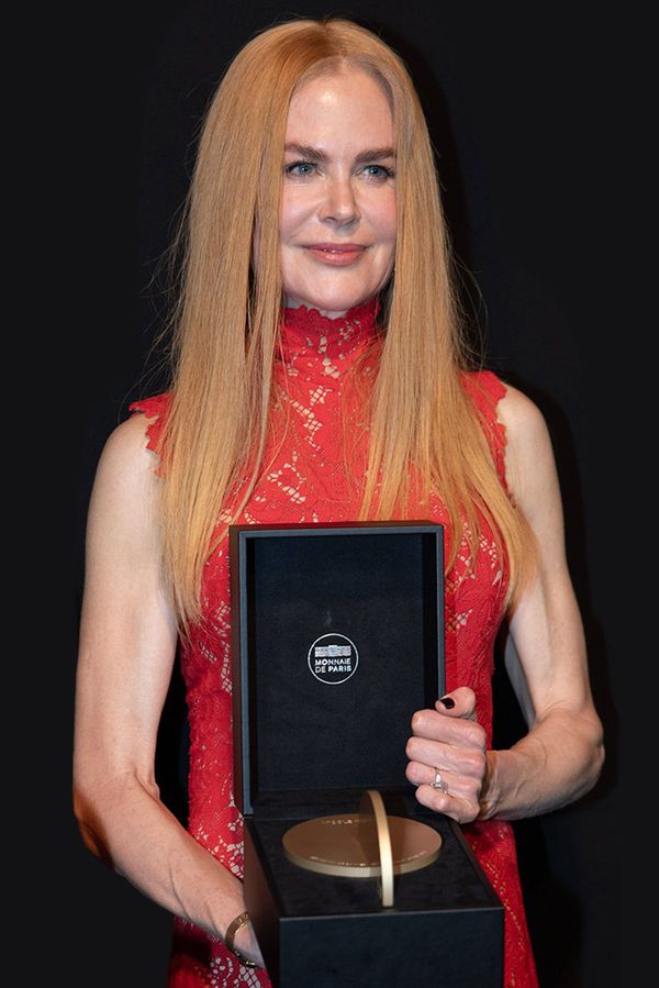 Nicole Kidman na červeném koberci v Cannes: Cenu přebírala s posunutou parukou! - fotka 1/1