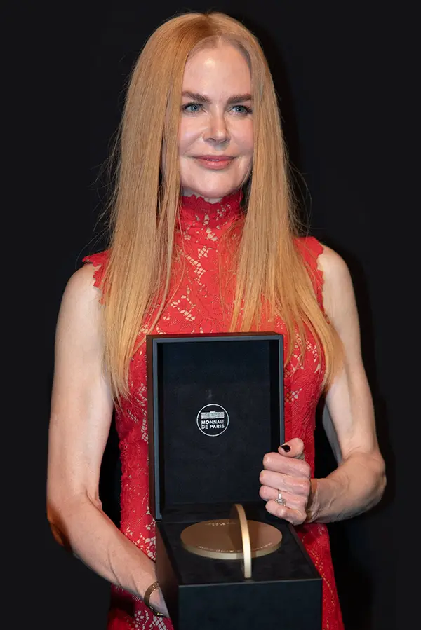 Nicole Kidman na červeném koberci v Cannes: Cenu přebírala s posunutou parukou! - fotka 1/1