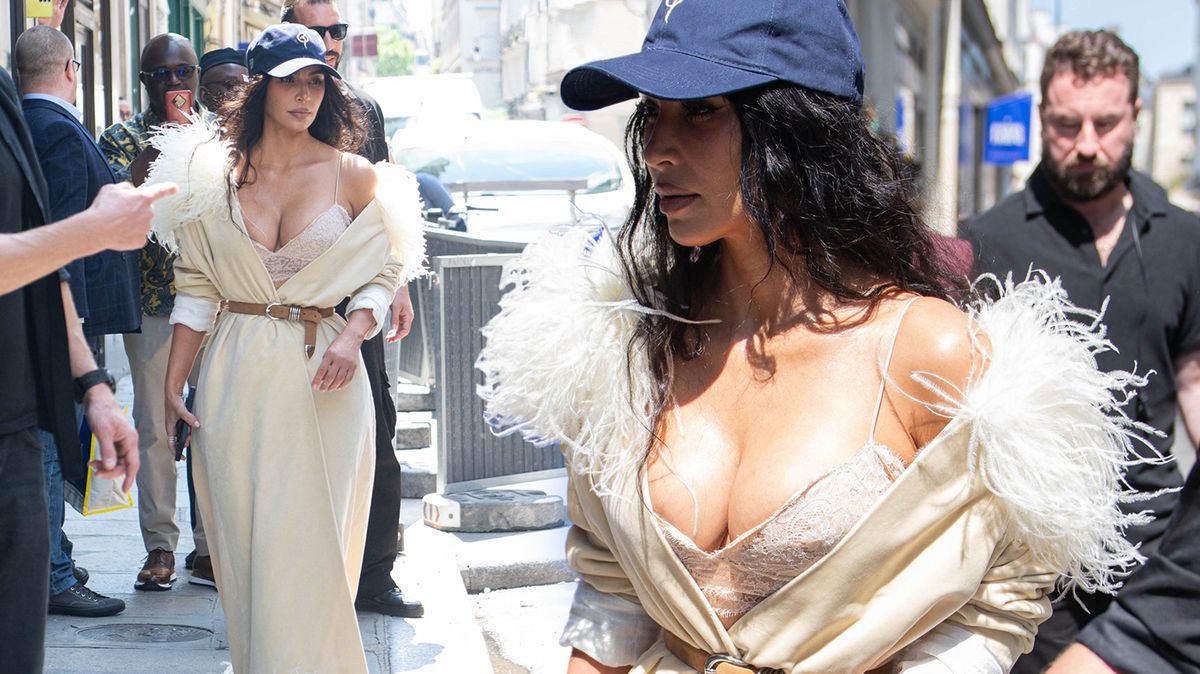 Proboha, její falešné balonky už mají velikost basketbalového míče. Kim Kardashian na ulici šokovala odhaleným poprsím