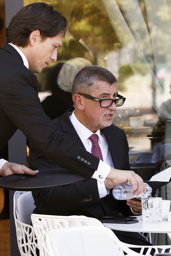 Předvolební kalkul, nebo triumfální comeback? Andrej Babiš vyrazil s manželkou Monikou na party. Takhle jim to slušelo - fotka 1/1