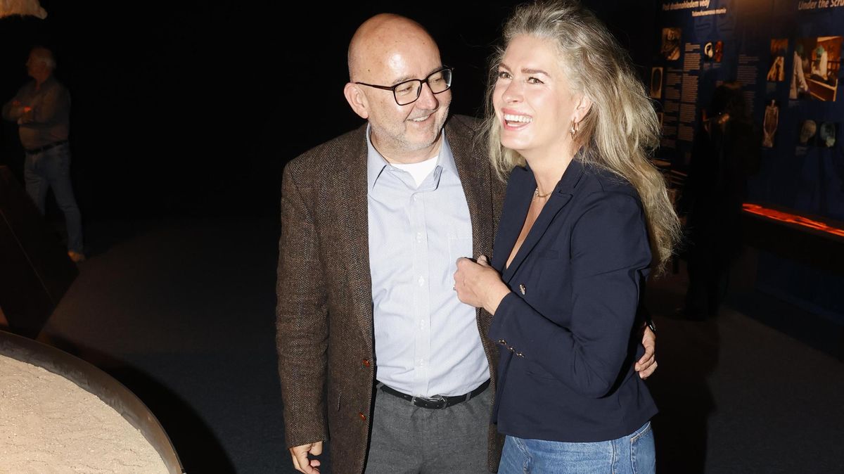 Zamilované pohledy a romantická objetí. Olga Menzelová se opět objevila ve společnosti se svým senátorem