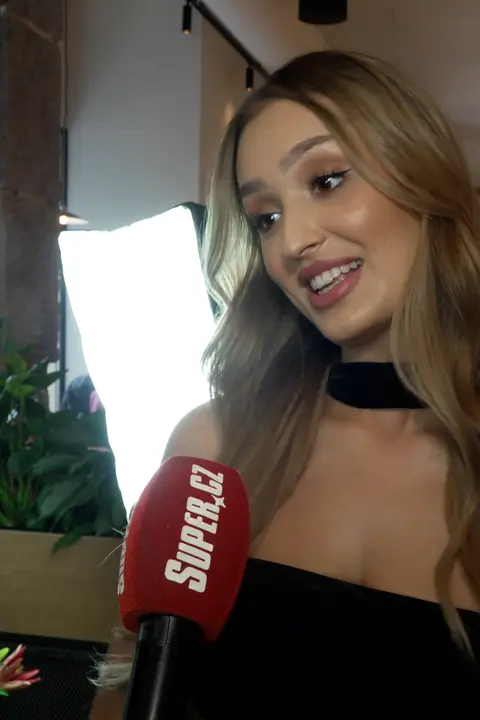 Za 3 týdny se viděli čtyřikrát, bydlet spolu nebudou: Nová královna krásy věří, že jí vztah s pánským holičem vydrží